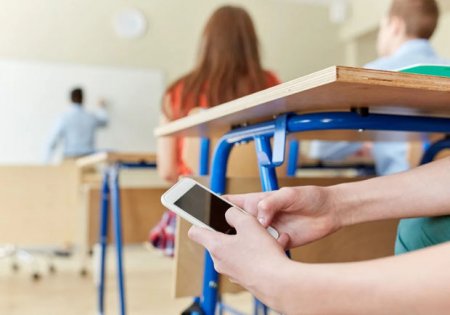 B зарубежных странах запрещают мобильные телефоны в школах