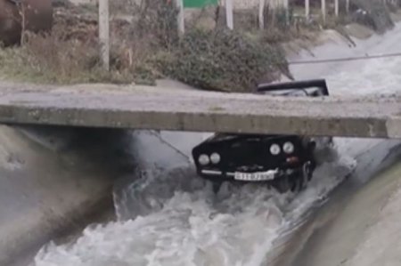 В Губинском районе автомобиль упал в водоканал 