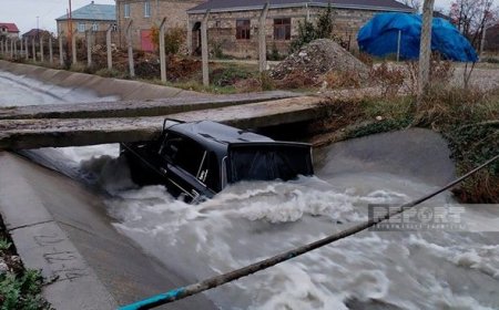 В Губинском районе автомобиль упал в водоканал 