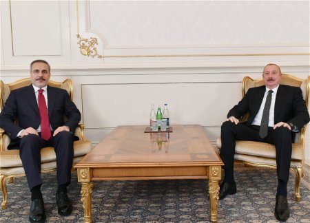 Президент Азербайджана Ильхам Алиев принял министра иностранных дел Турции