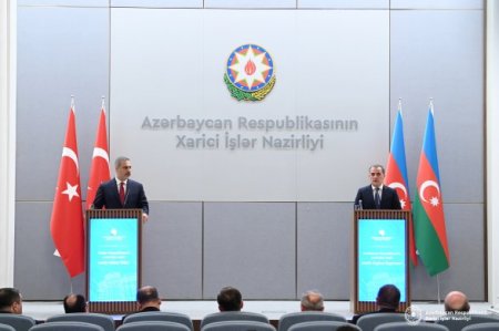 Азербайджан не отведет войска от границы с Арменией
