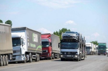 На пропускном пункте "Красный мост" ожидают 827 автомобилей