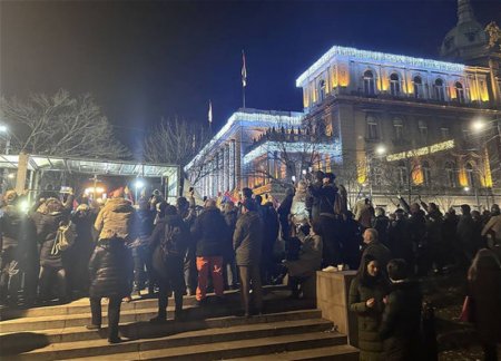 Протестующие перекрыли центр Белграда и пытаются штурмовать здание горадминистрации 