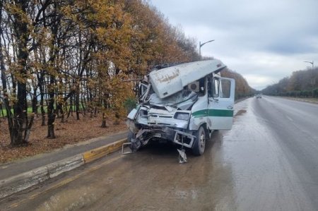 В Азербайджане микроавтобус столкнулся с КАМАЗ: есть погибшая и пострадавшие