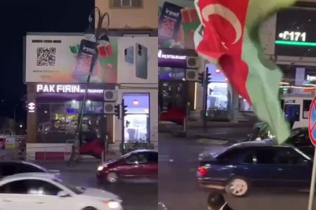 В Хырдалане ветер опрокинул фонарный столб на автобус