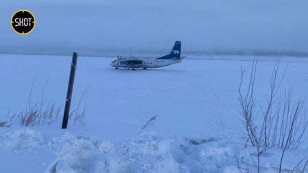 В России самолет с 30 пассажирами сел на замерзшую реку