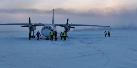 В России самолет с 30 пассажирами сел на замерзшую реку В России самолет с 30 пассажирами сел на замерзшую реку