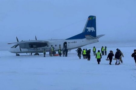 В России самолет с 30 пассажирами сел на замерзшую реку
