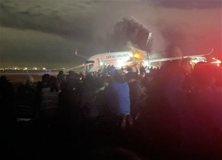 В Токио после столкновения самолетов в аэропорту погибли пять человек