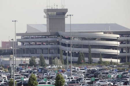 В аэропорту США мужчина залез в двигатель самолета и умер
