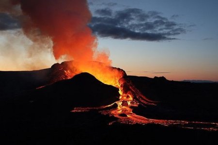 В Исландии происходит извержение вулкана: лава течет в 400-500 м от жилых домов 
