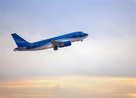Из-за погодных условий самолет AZAL, выполнявший рейс Баку-Милан, приземлился на запасном аэродроме