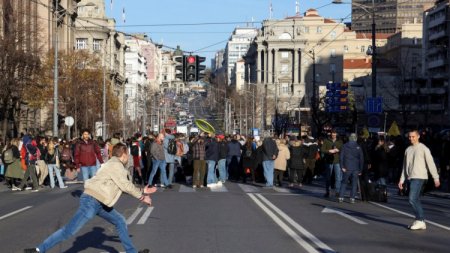 Протестующие в Белграде требуют отмены выборов
