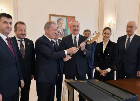 Хулуси Акар преподнес Ильхаму Алиеву особый подарок 
