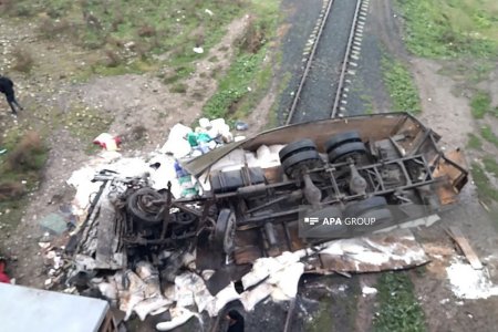 В Азербайджане грузовик упал с моста, есть жертвы 