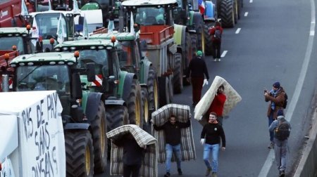 Фермеры прекращают блокаду Парижа