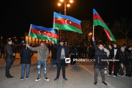 В Баку проходит шествие в поддержку Президента Ильхама Алиева