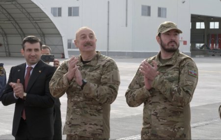Алиев вместе с сыном понаблюдал за полетом принятого на вооружение БПЛА «Akıncı»