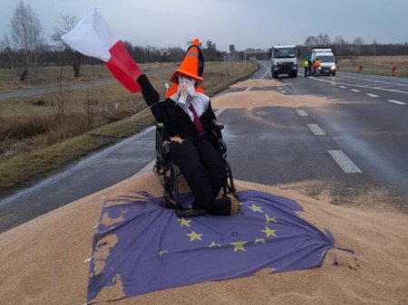 Польские власти извинились за фермеров, рассыпавших украинское зерно на границе