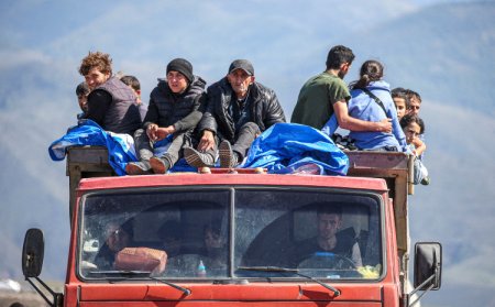 Захарова анонсировала переговоры с Баку по поводу возвращения армян в Карабах