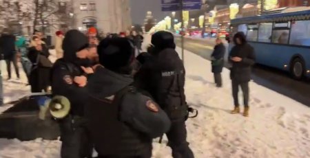 В России задержали десятки участников акций памяти Навального