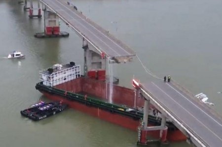 Грузовое судно снесло мост в Китае: есть погибшие 