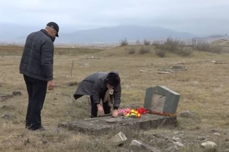 Уроженка Ходжалы спустя долгие годы посетила могилу отца