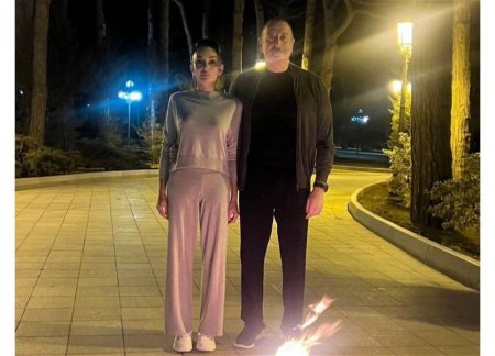 Президент Ильхам Алиев и Мехрибан Алиева у праздничного костра - ФОТО
