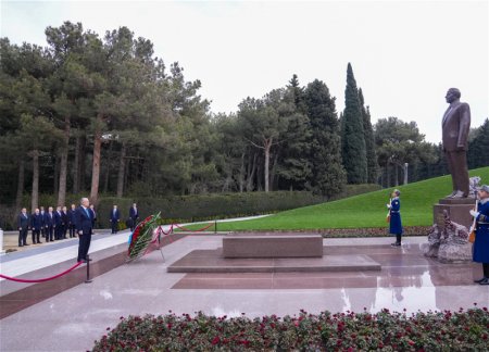 Президент Казахстана Касым-Жомарт Токаев посетил могилу Гейдара Алиева