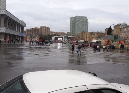 Территория у станции метро «28 Мая» закрылась для въезда автомобилей