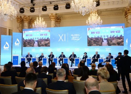 XI Глобальный Бакинский форум продолжает работу панельными заседаниями