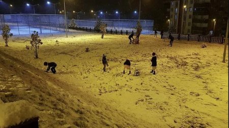 В столице Турции выпал снег
