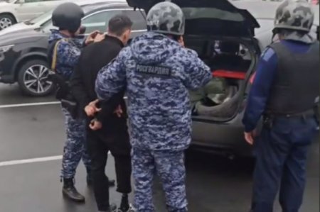 В российском Владивостоке возле торгового центра задержали мужчин с оружием