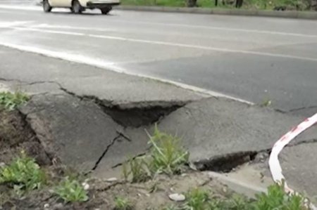 В Мингячевире просел участок автомобильной дороги