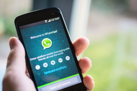 В WhatsApp начала работать встроенная нейросеть