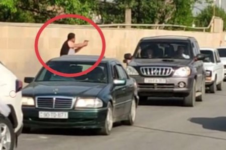 В Азербайджане мужчина целится из пистолета в проезжающие машины? -