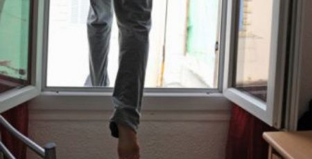 В Сумгайыте мужчина выбросился с 5-го этажа больницы