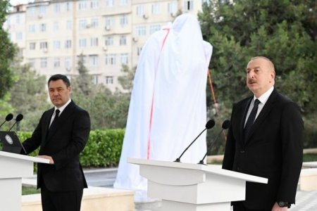 Ильхам Алиев и Садыр Жапаров приняли участие в открытии памятника Чингизу Айтматову в Баку