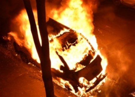 В Баку горящий автомобиль стал причиной пробки