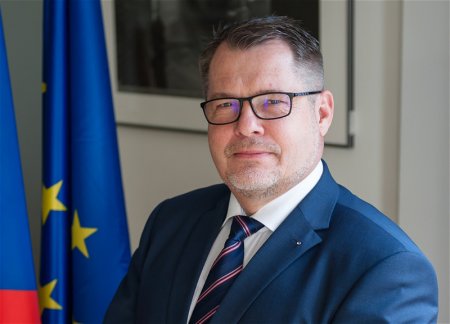 Кабмин Чехии официально отозвал посла из России