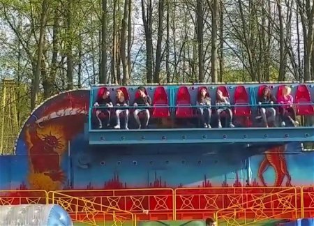 В России трое детей упали с аттракциона во время движения