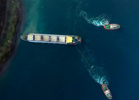 Сухогруз сел на мель в проливе Босфор