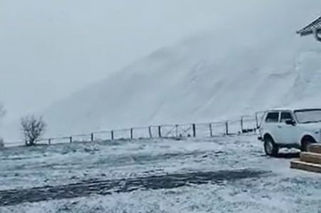 На самой высокой вершине Азербайджана идет снег