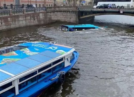 В Петербурге автобус упал в реку, есть жертвы