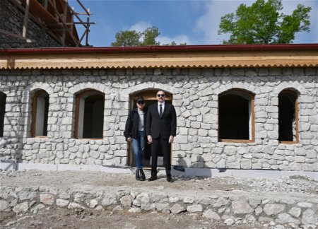 Ильхам Алиев и Мехрибан Алиева ознакомились с реставрационными работами в доме-музее Узеира Гаджибейли в Шуше