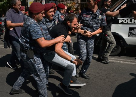 Полиция задержала 41 участника массовых акций в Иреване - МВД Армении