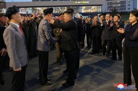 Ким Чен Ын с дочерью приняли участие в церемонии открытия новой улицы в Пхеньяне (фото)