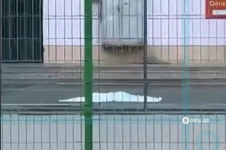 В Баку 15-летняя девочка выбросилась с многоэтажного здания