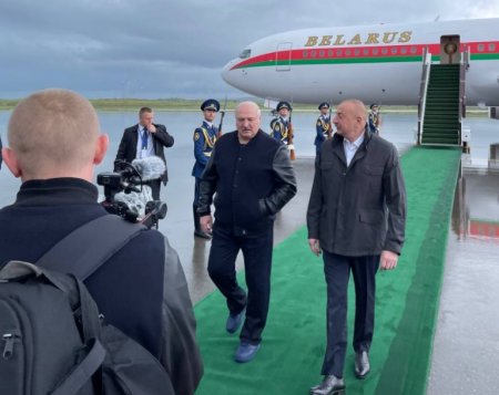 Лукашенко подарил Шуше белорусскую тракторную технику