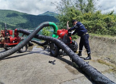 МЧС: Продолжаются меры по снижению уровня воды в озере Нохур